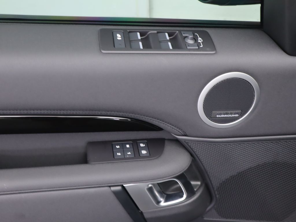 Thumbnail: 2025 Land Rover Discovery - 26