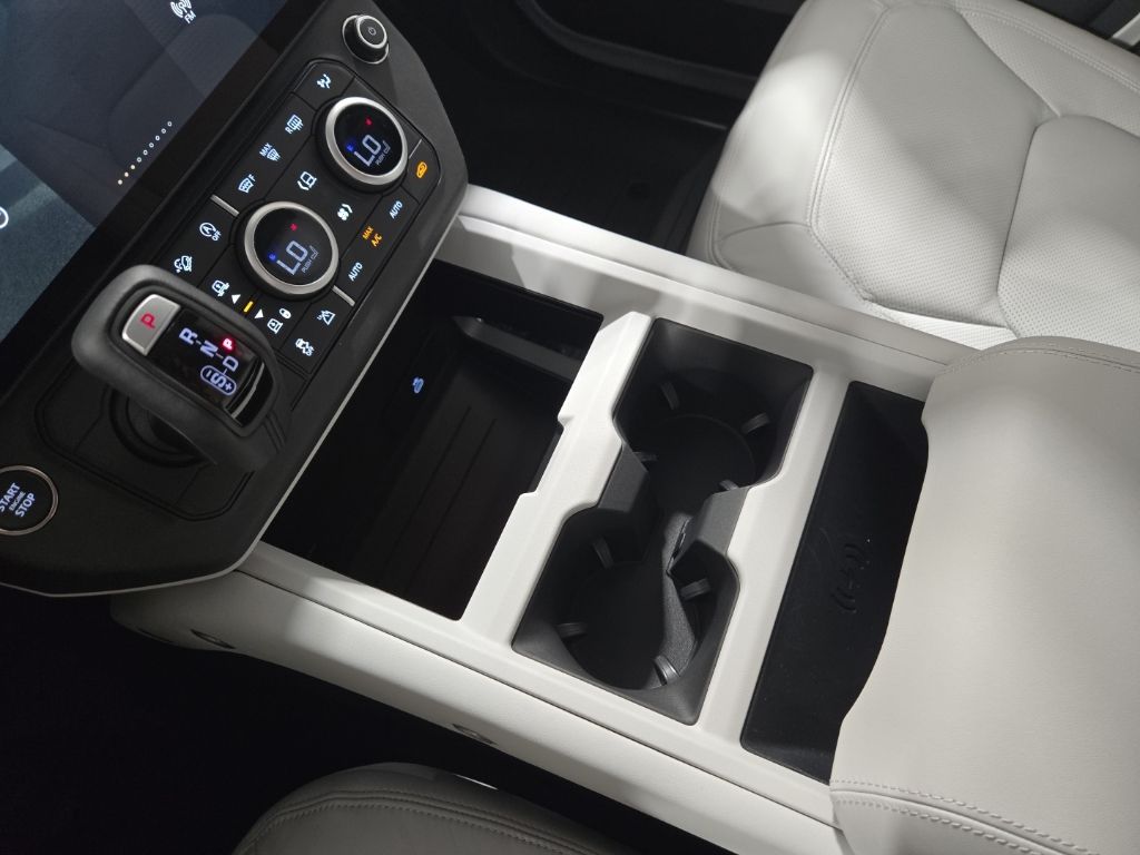 New 2026 White Land Rover X-Dynamic SE image 15