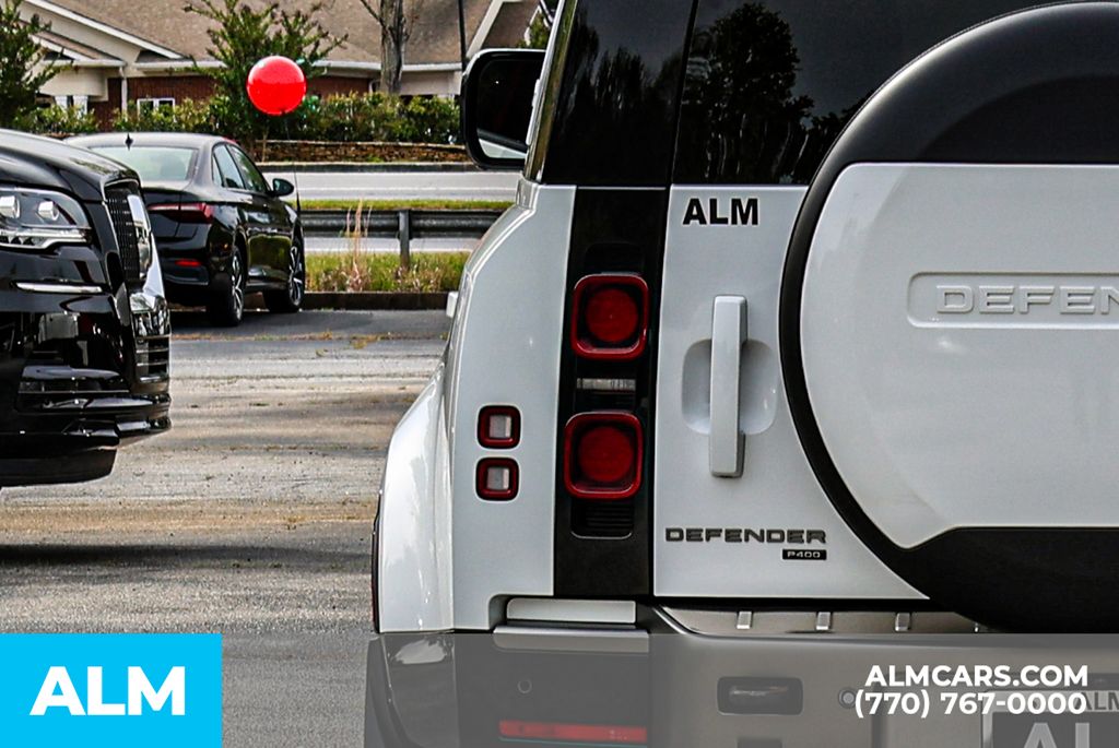 Used 2022 White Land Rover X-Dynamic SE image 12