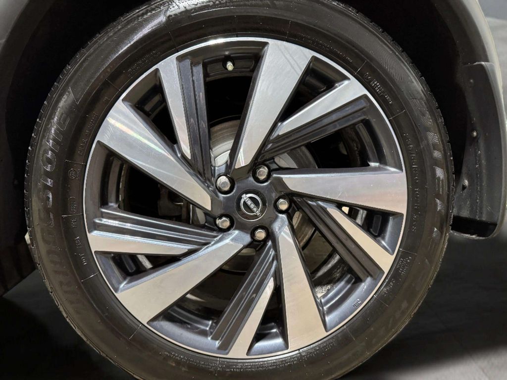 Used 2023 Pearl White Tricoat Nissan SL image 32
