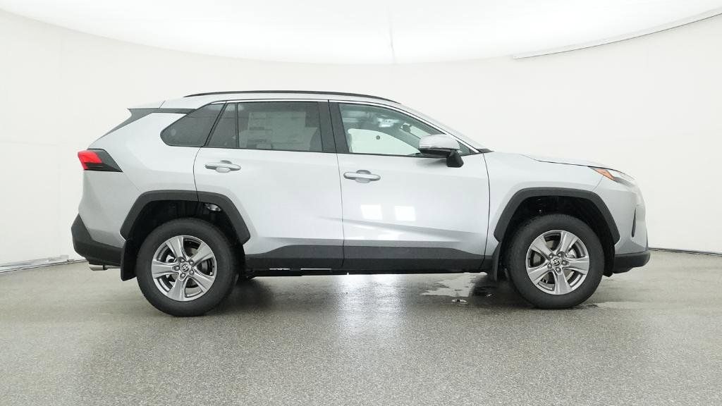 2025 Toyota RAV4 XLE 28