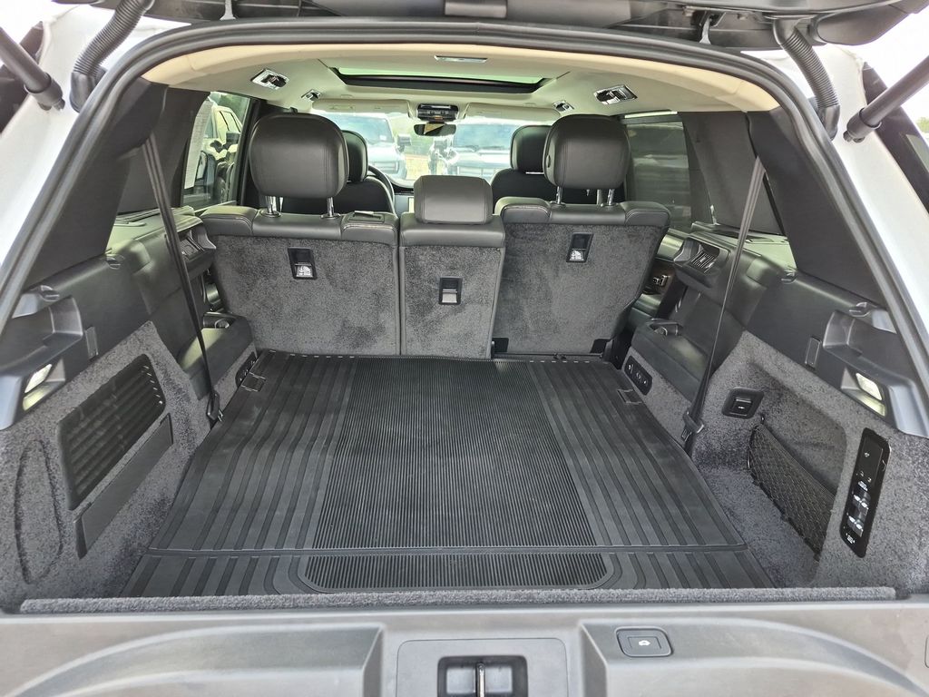 Used 2024 White Land Rover SE image 37