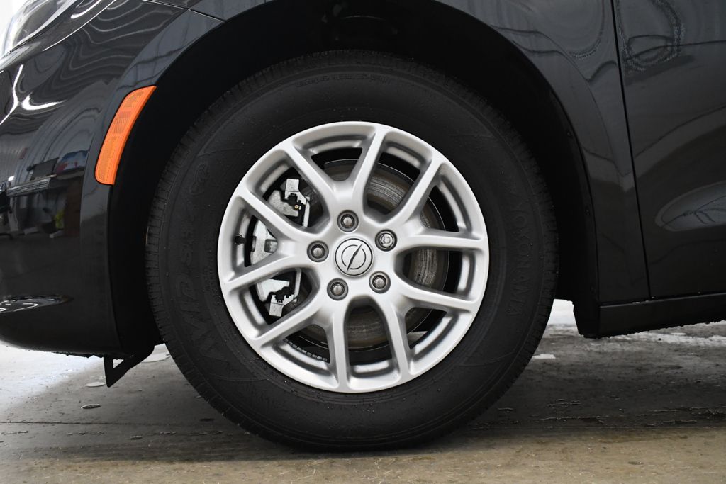 Used 2026 Black Chrysler Select image 4