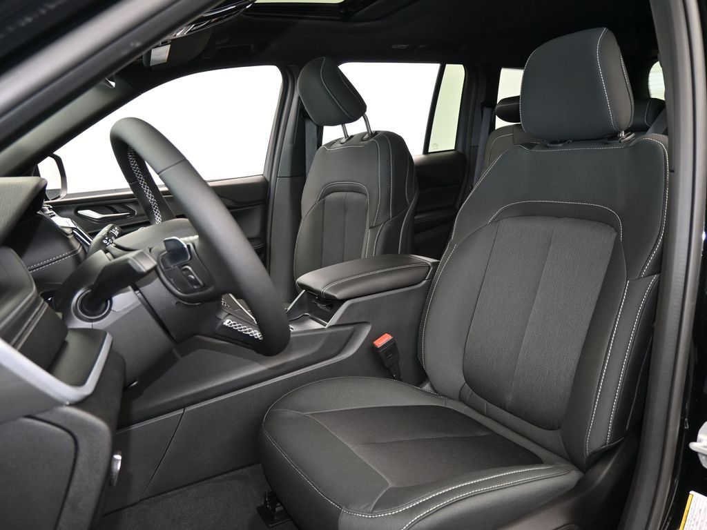 New 2026 Diamond Black Crystal Pearlcoat Jeep Laredo image 10
