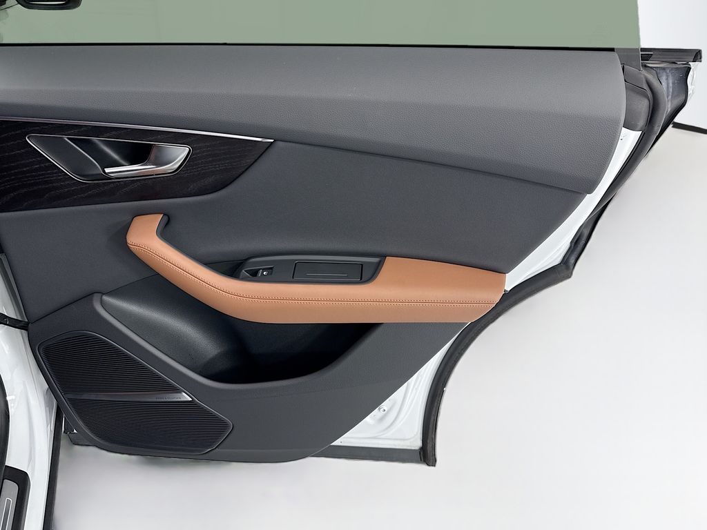 Thumbnail: 2023 Audi Q8 - 26