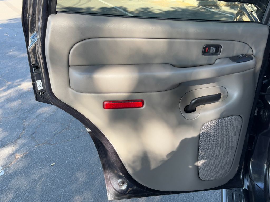 Thumbnail: 2004 Chevrolet Tahoe - 25