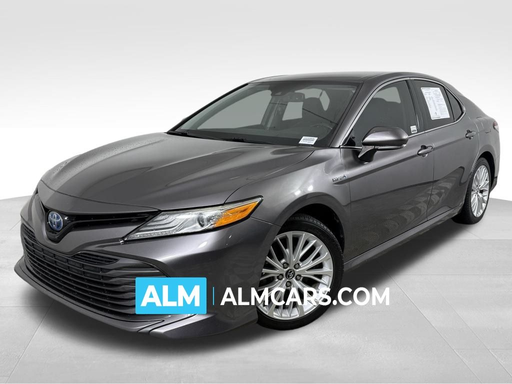 2019 Toyota Camry XLE Hybrid's photo