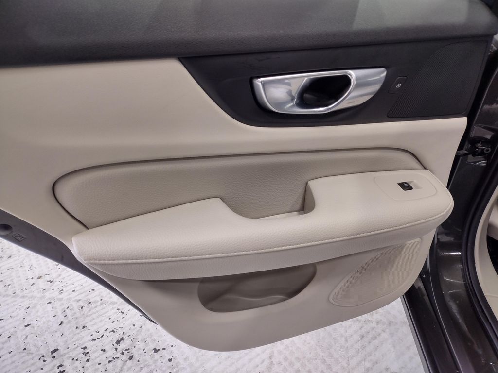 2021 Volvo S60 T6 Momentum