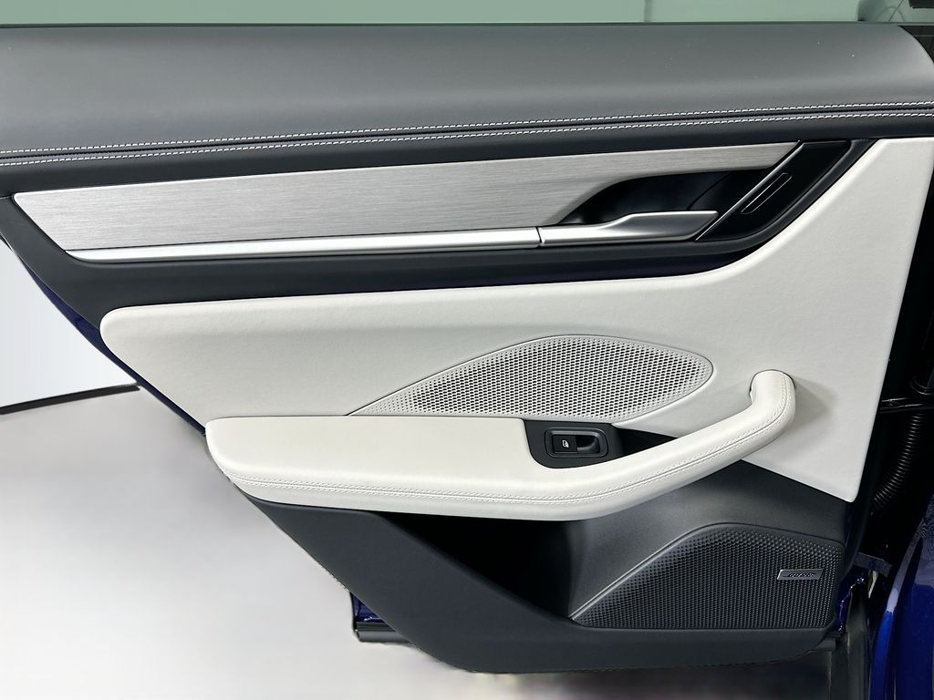 Thumbnail: 2025 Porsche Macan - 27