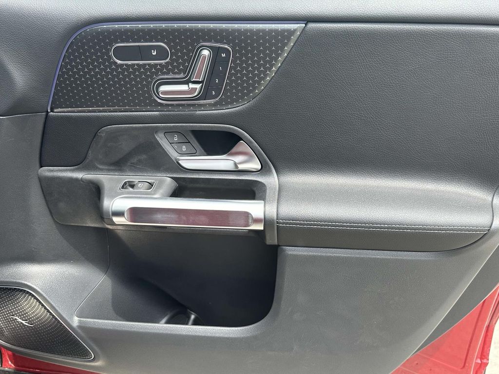 Thumbnail: 2024 Mercedes-Benz GLB - 15