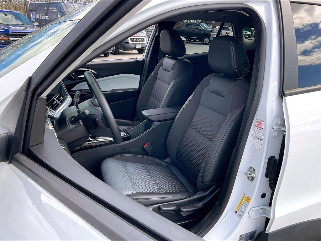 2025 Chevrolet Trax — photo 9