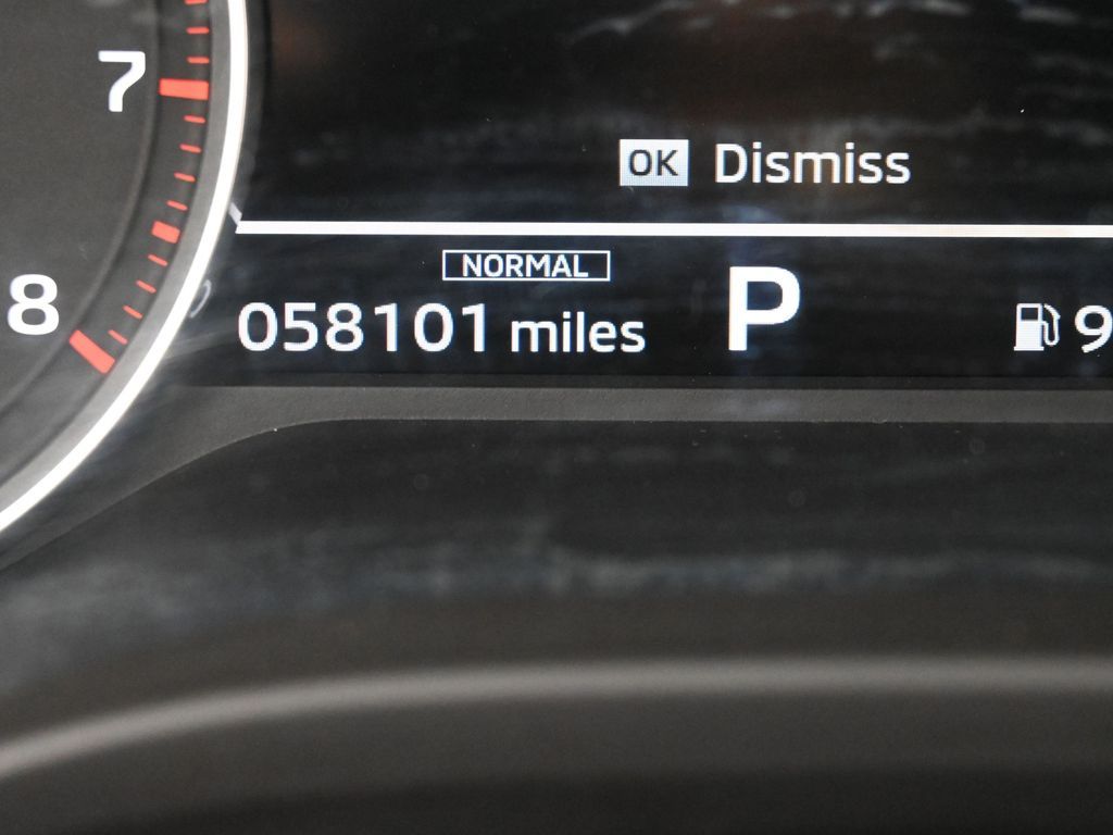 Used 2022 Silver Mitsubishi SE image 22