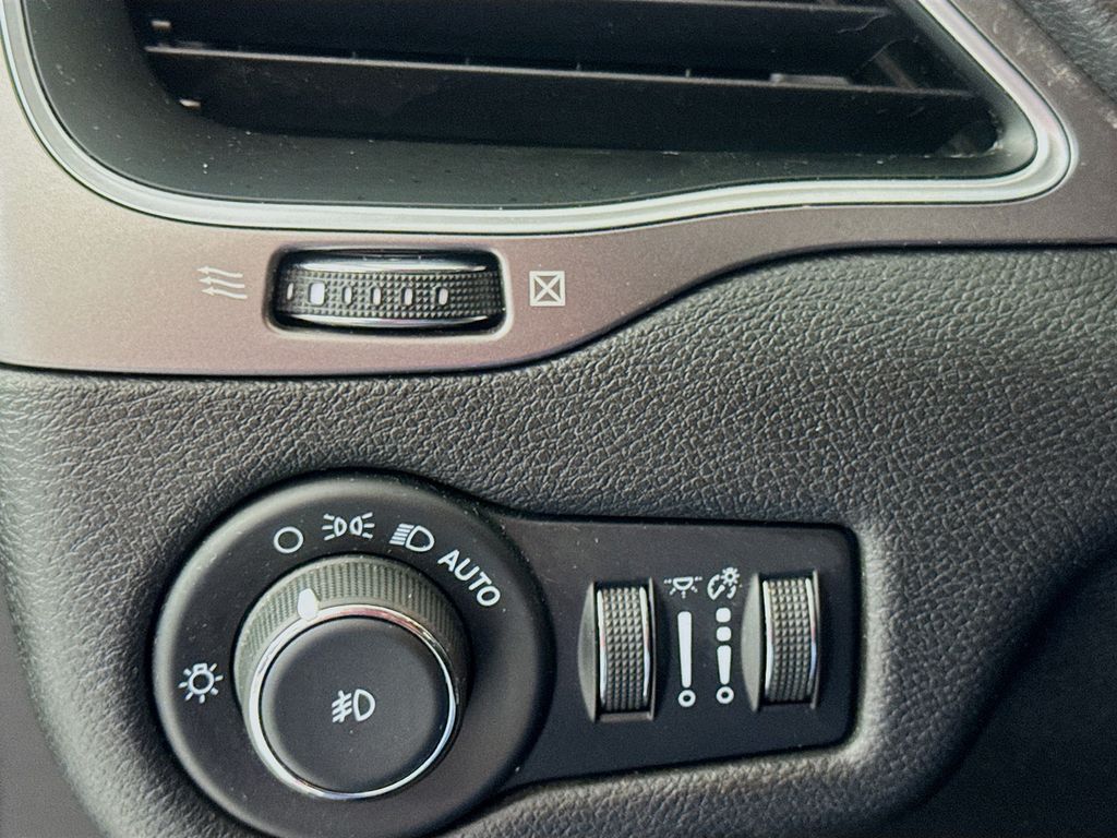 Used Car 2021 Jeep Cherokee  Latitude Plus For Sale Under $20,000 In Austin, Texas