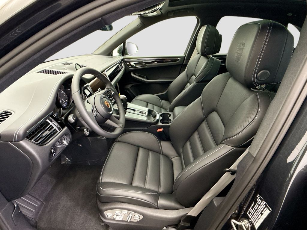 Thumbnail: 2026 Porsche Macan - 5