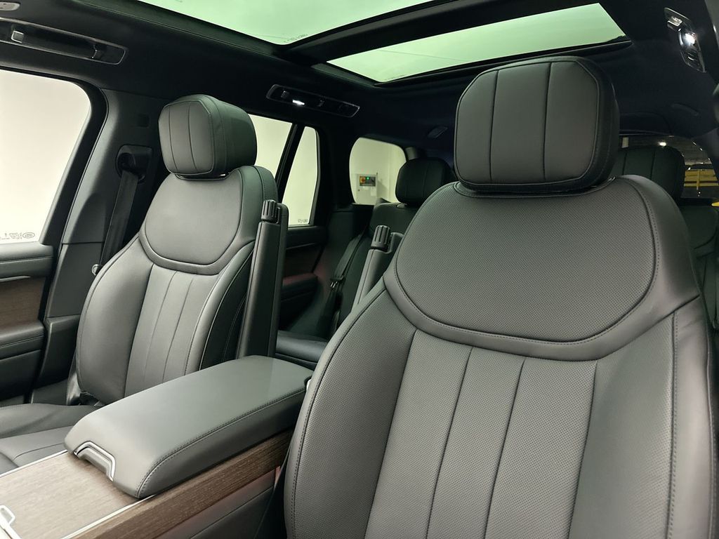 2025 Land Rover Range Rover SE 9