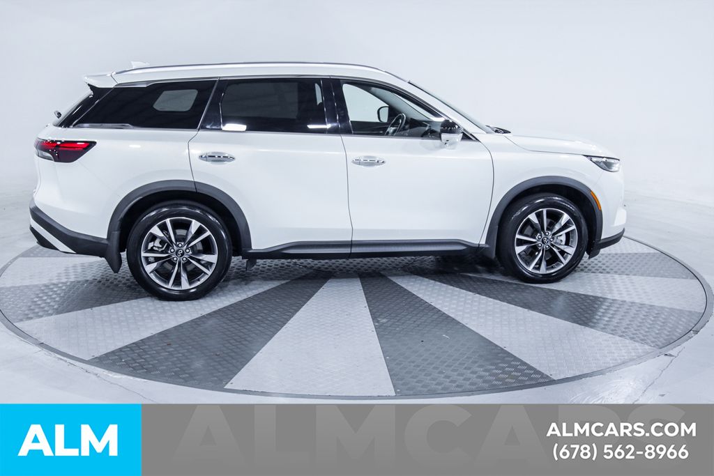 Used 2024 White INFINITI LUXE image 10