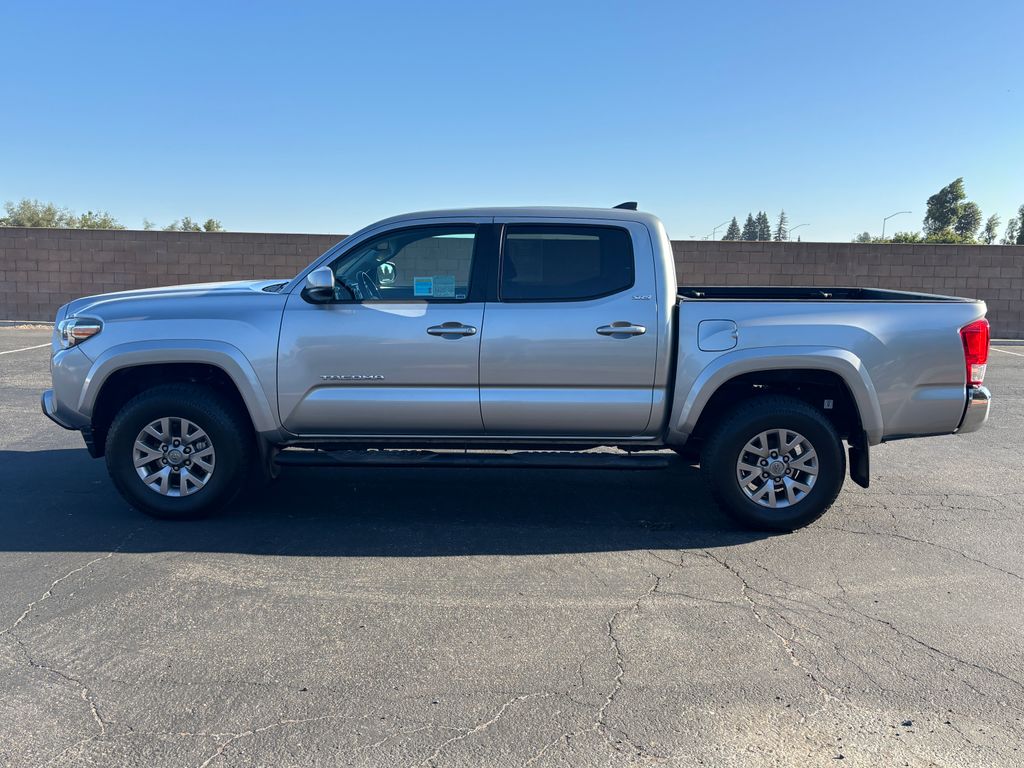 Thumbnail: 2016 Toyota Tacoma - 8
