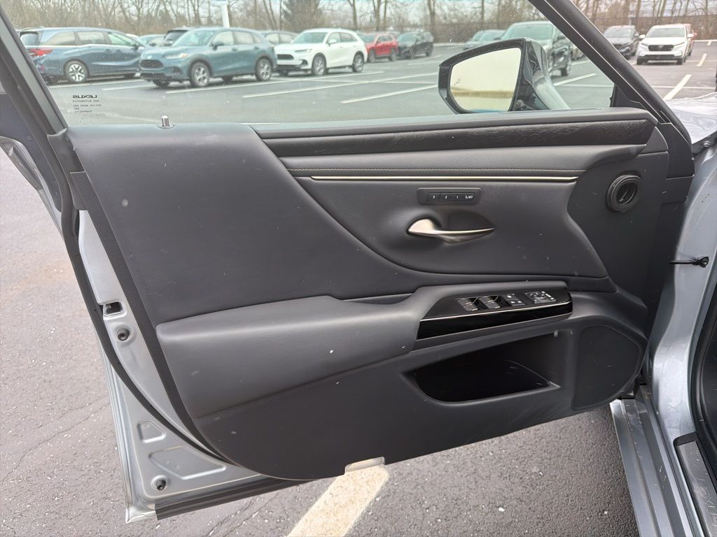 Thumbnail: 2022 Lexus ES - 19