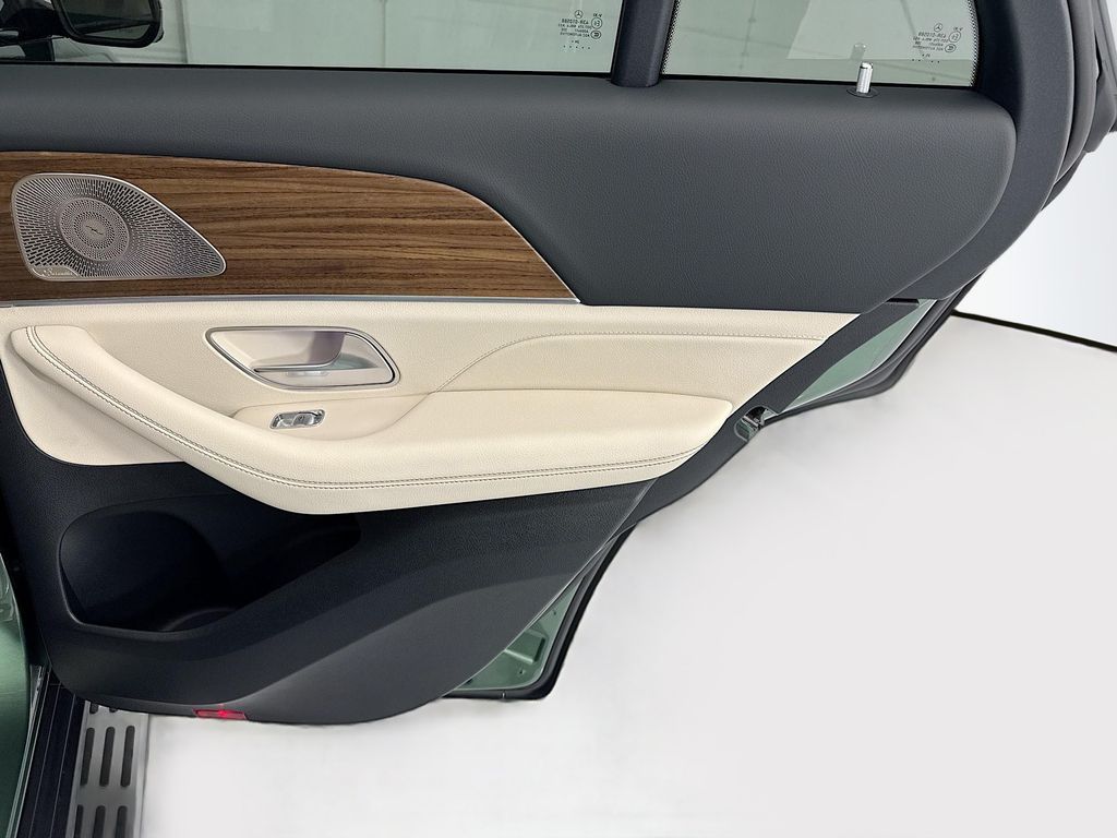 Thumbnail: 2026 Mercedes-Benz GLE - 26