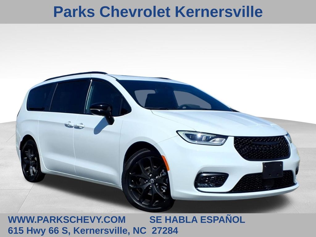 Bright White Clearcoat 2025 Chrysler Pacifica Minivan Front-Wheel Drive 9-Speed Automatic