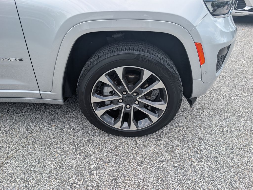 Used 2025 Silver Jeep Overland image 27