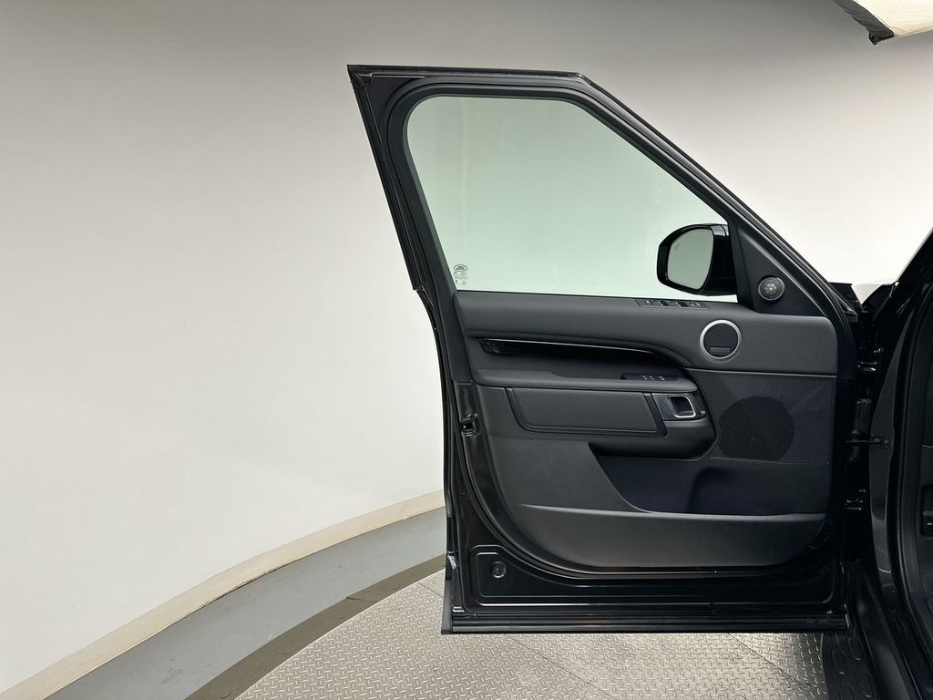 Thumbnail: 2026 Land Rover Discovery - 9