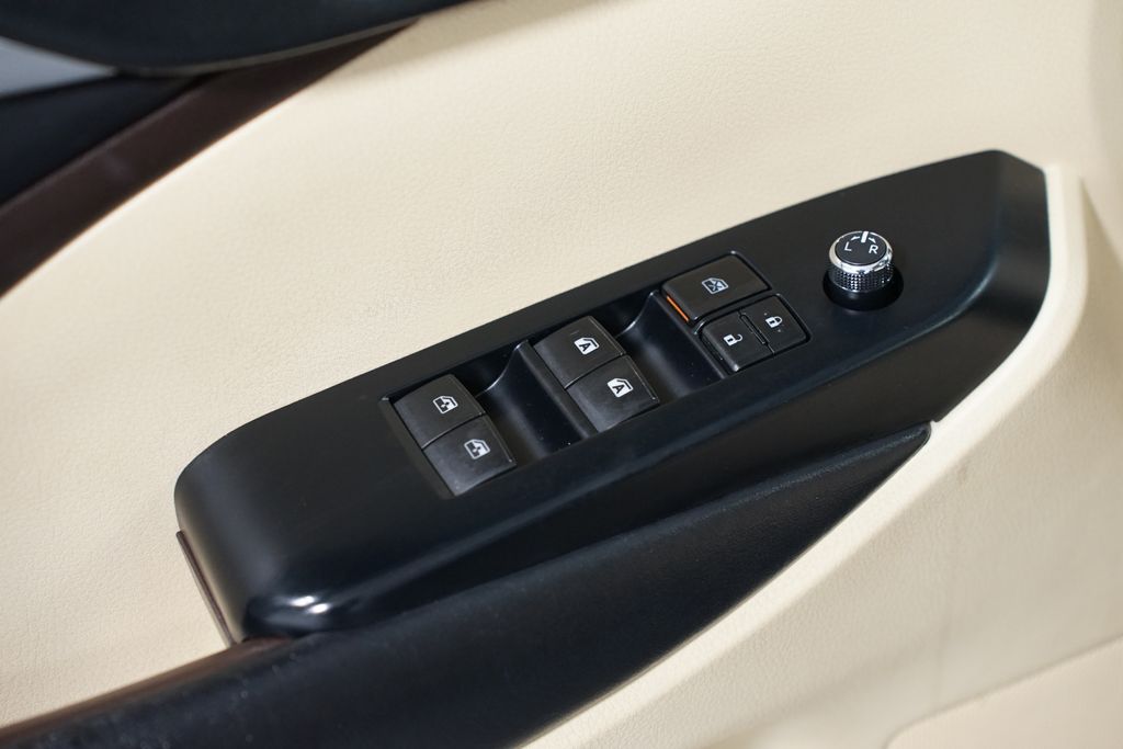 Thumbnail: 2019 Toyota Highlander - 31