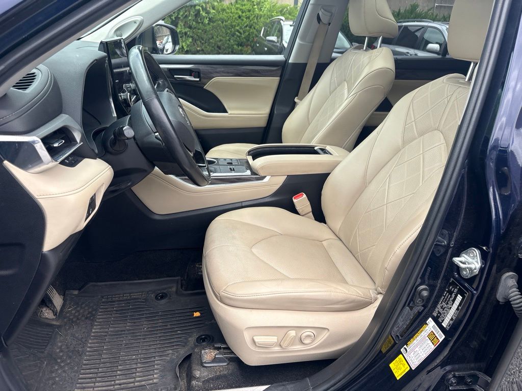 Used 2023  Toyota Platinum image 9
