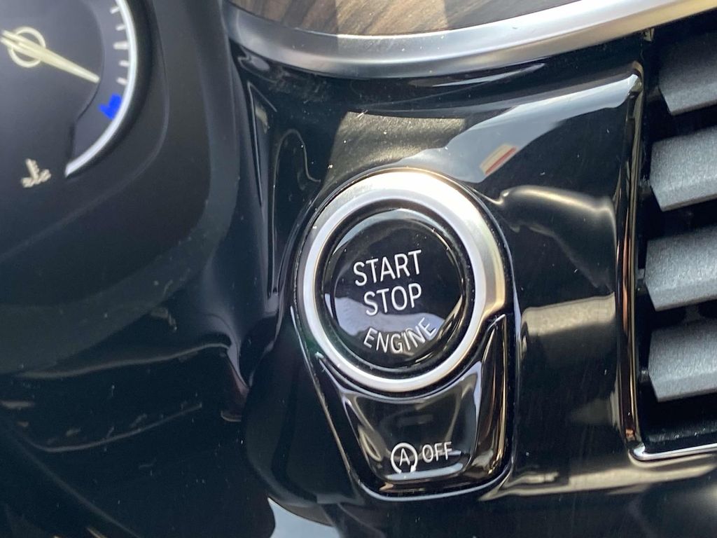Used 2019 White BMW 540i image 29