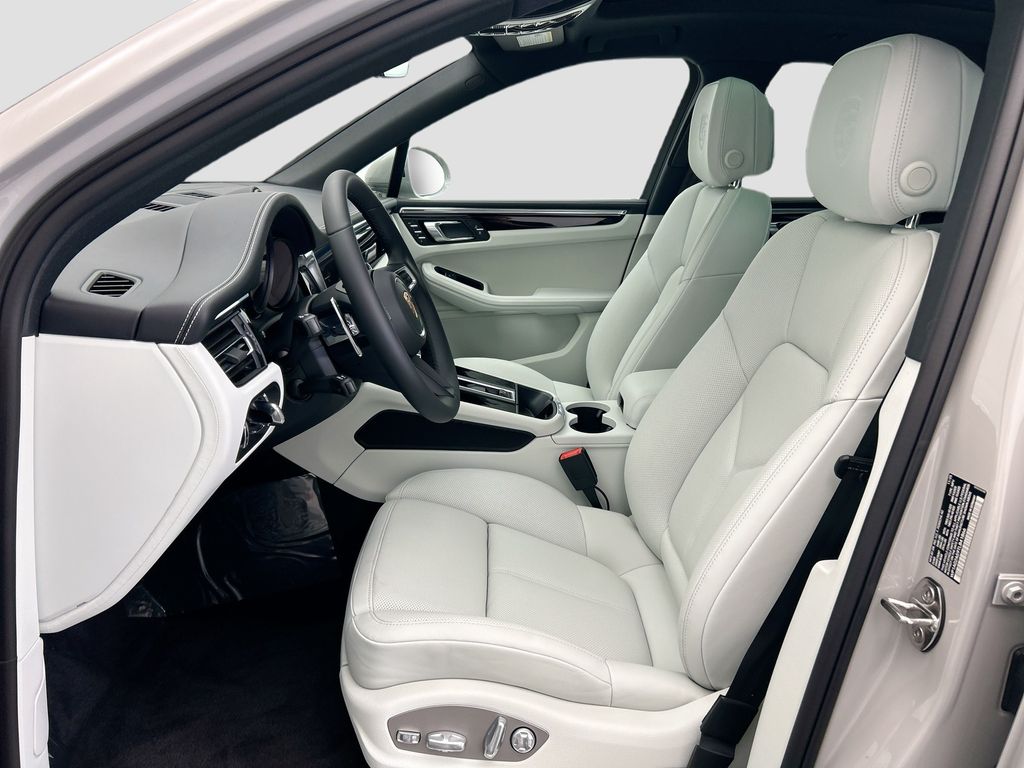 Thumbnail: 2026 Porsche Macan - 5