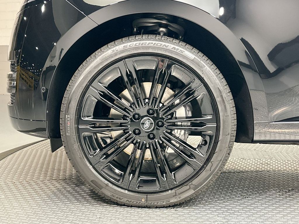 2025 Land Rover Range Rover SE 5