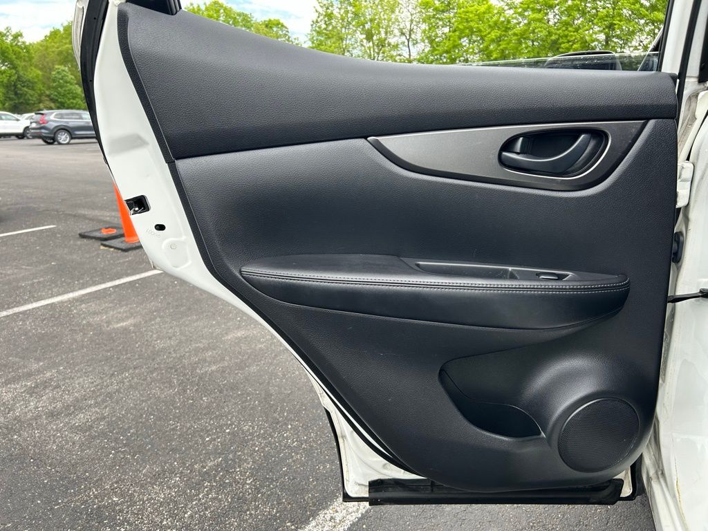 2017 Nissan Rogue Sport S 19