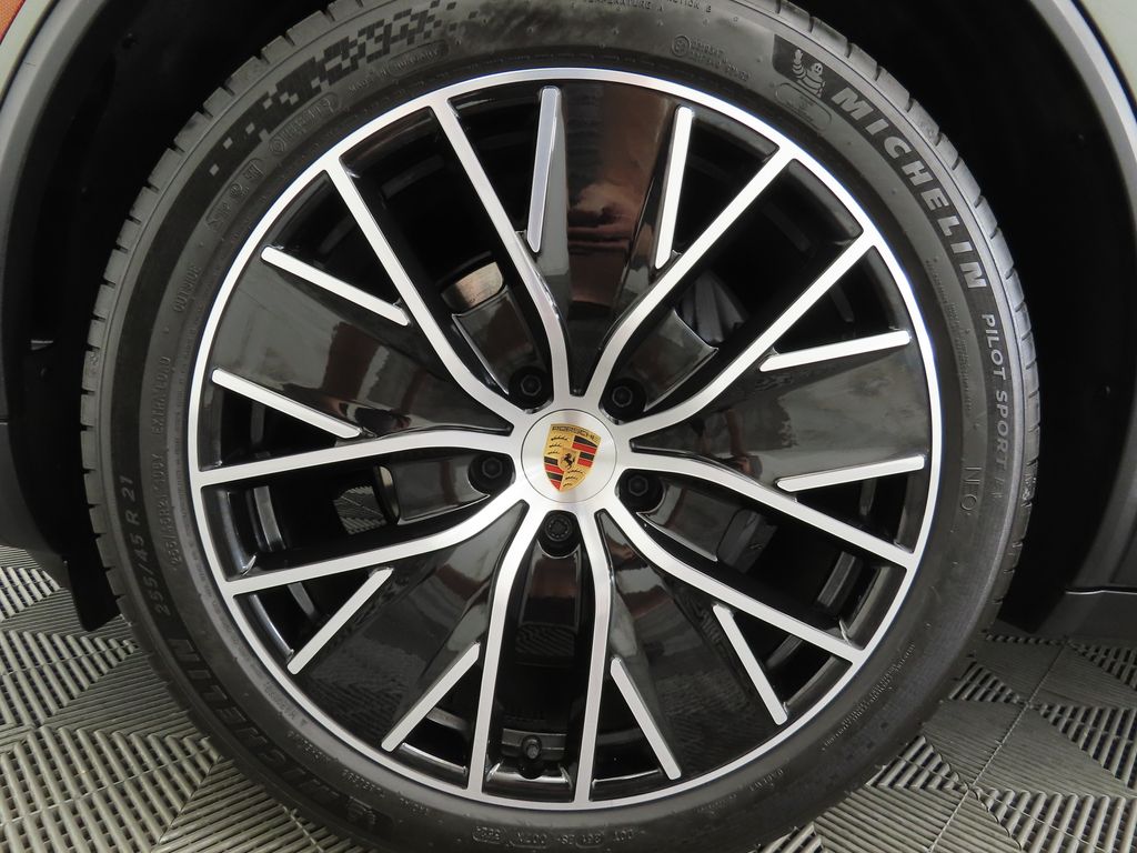 2024 Porsche Macan T 32