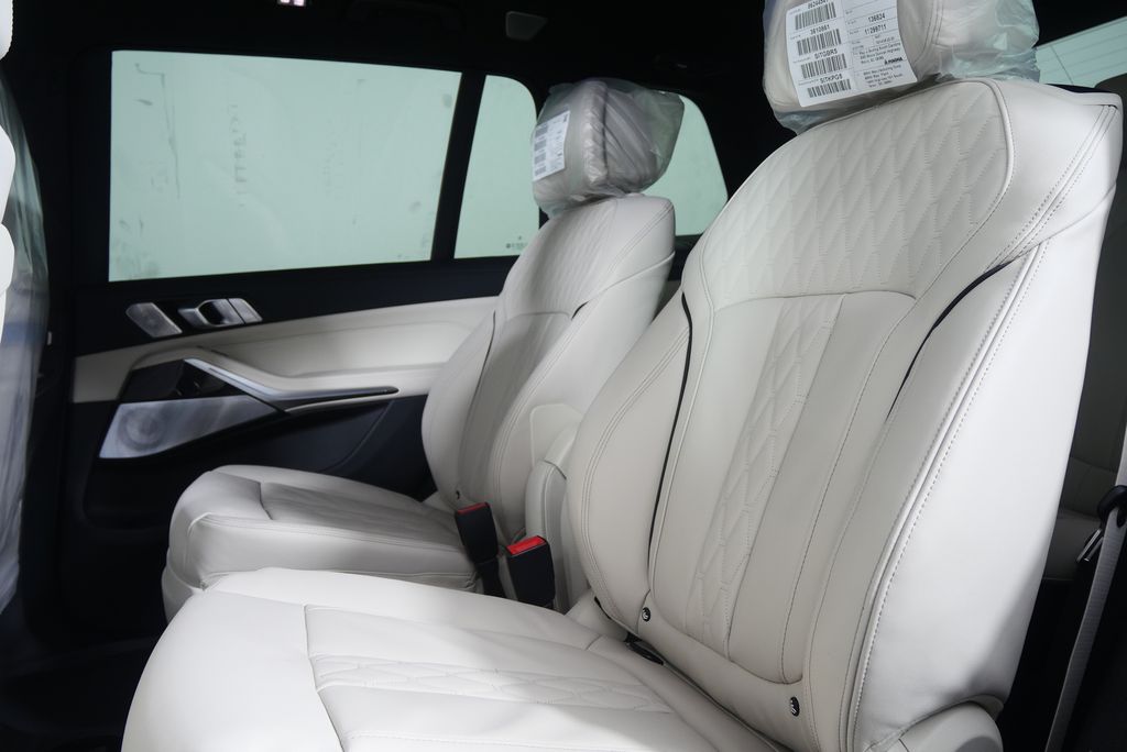 Thumbnail: 2026 BMW X7 - 16