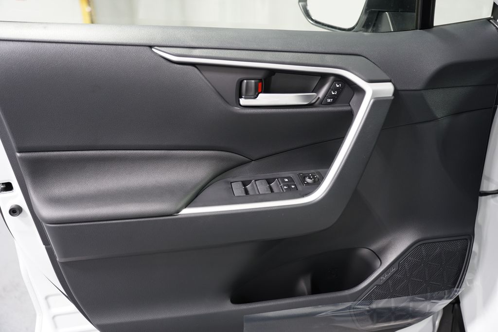 2025 Toyota RAV4 XLE Premium 30