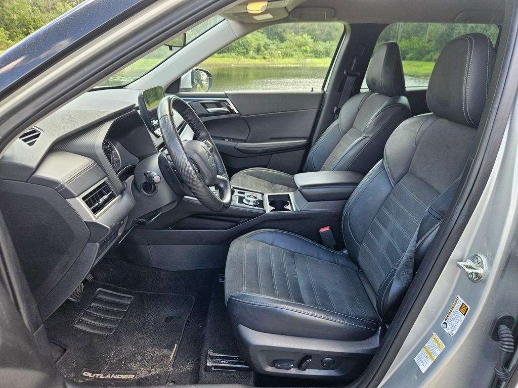 Thumbnail: 2023 Mitsubishi Outlander - 15