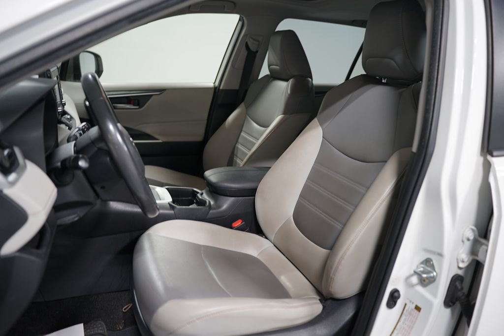 2020 Toyota RAV4 XLE Premium 6