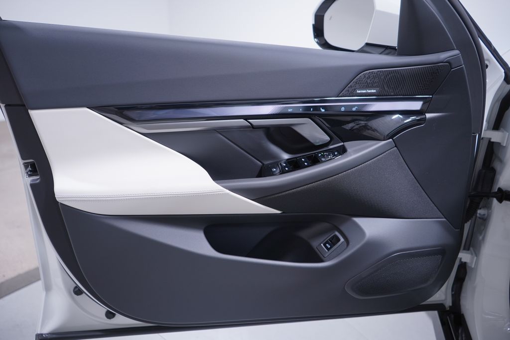 Thumbnail: 2026 BMW i5 - 12