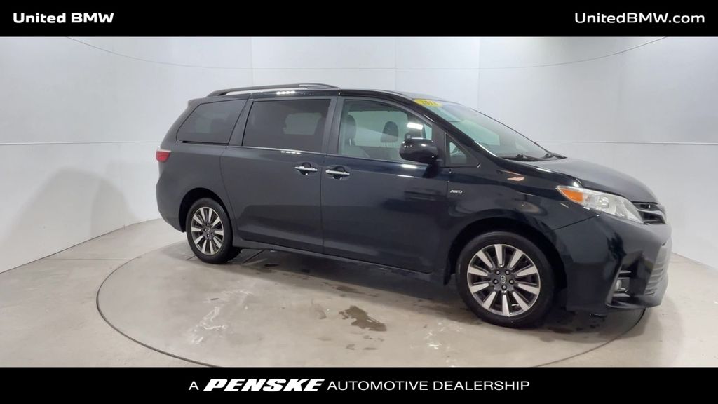 2018 Toyota Sienna XLE 2