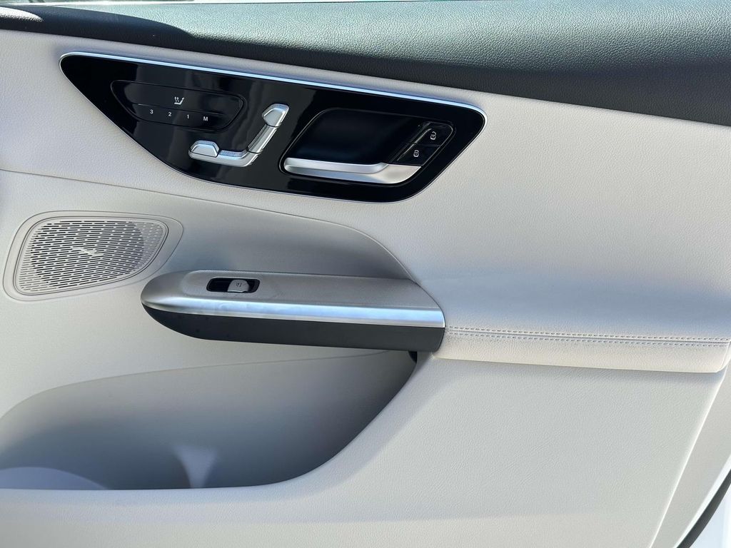 2025 Mercedes-Benz GLC 300 11