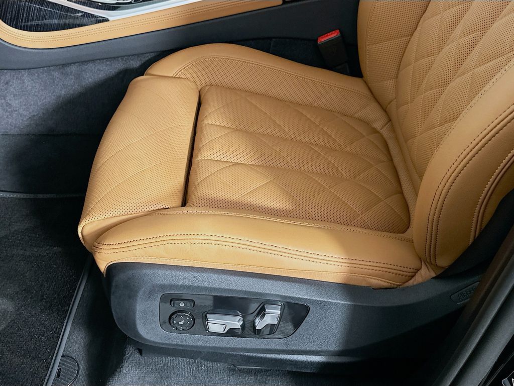 Thumbnail: 2026 BMW X7 - 21