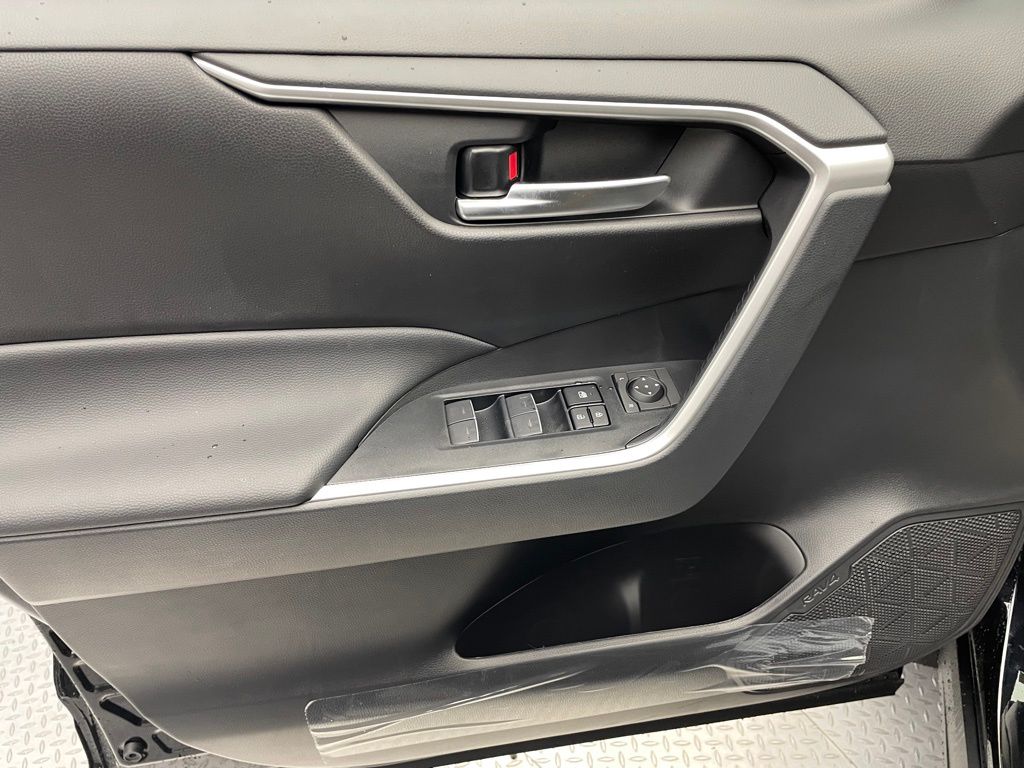 2025 Toyota RAV4 XLE 9