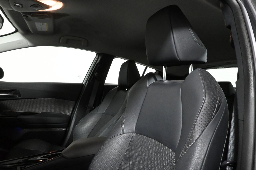 2022 Toyota C-HR XLE 17