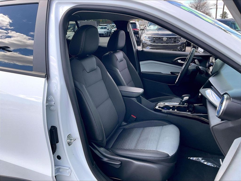 2025 Chevrolet Trax — photo 10