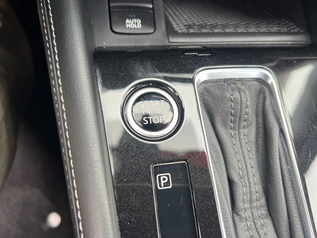 2024 Nissan Kicks SR photo