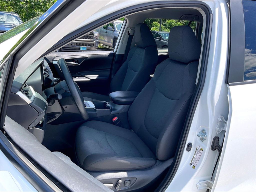 2024 Toyota RAV4 — photo 9
