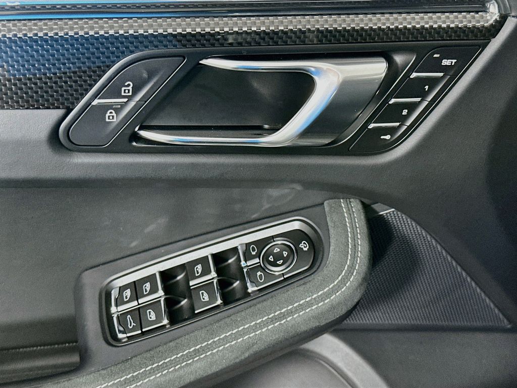 Thumbnail: 2026 Porsche Macan - 18