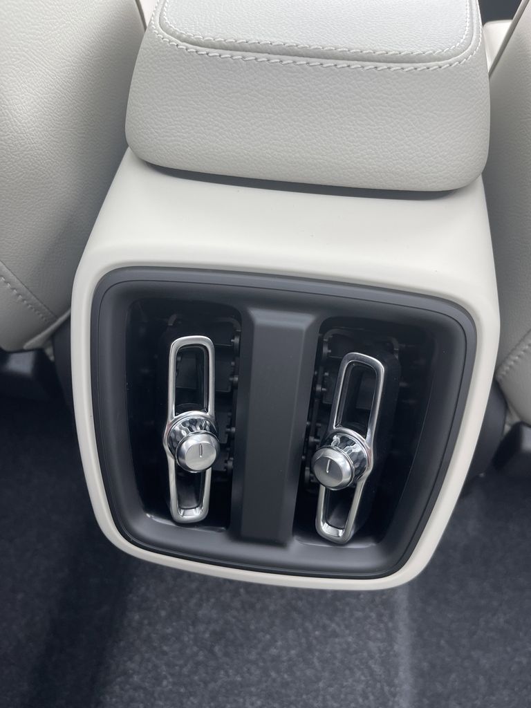 2025 Volvo XC40 B5 Plus Bright Theme photo