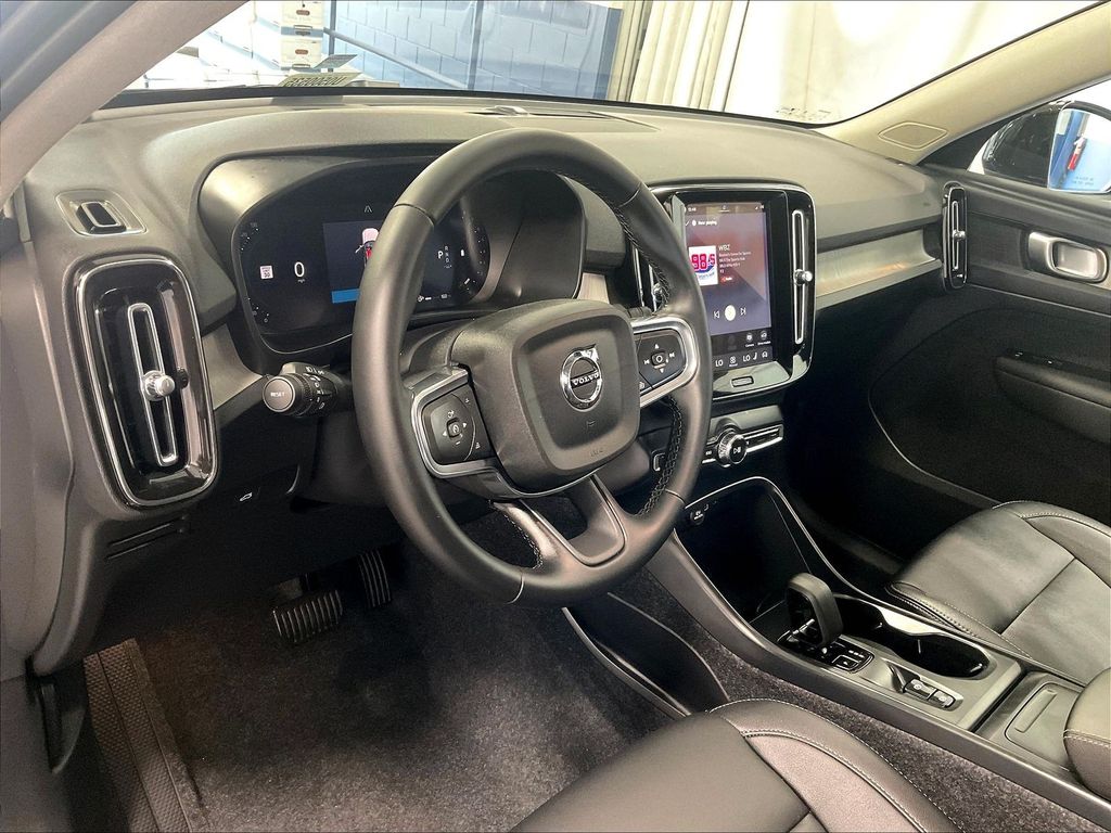 2026 Volvo XC40 — photo 8