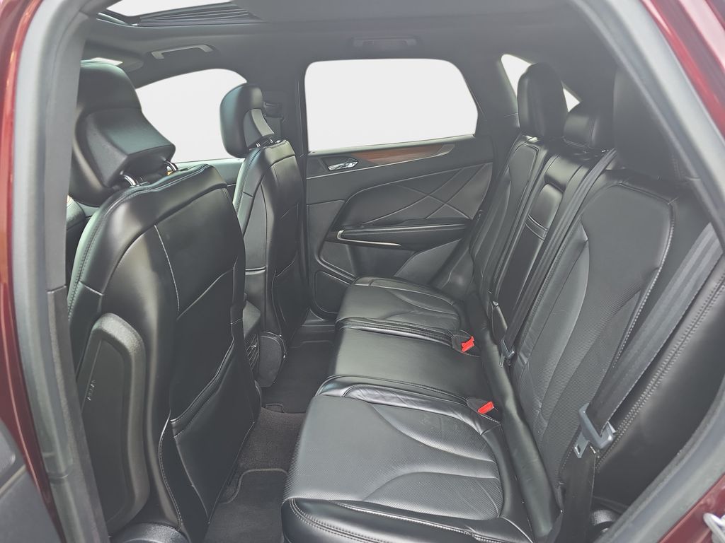 Used 2017 Red Lincoln Reserve image 14